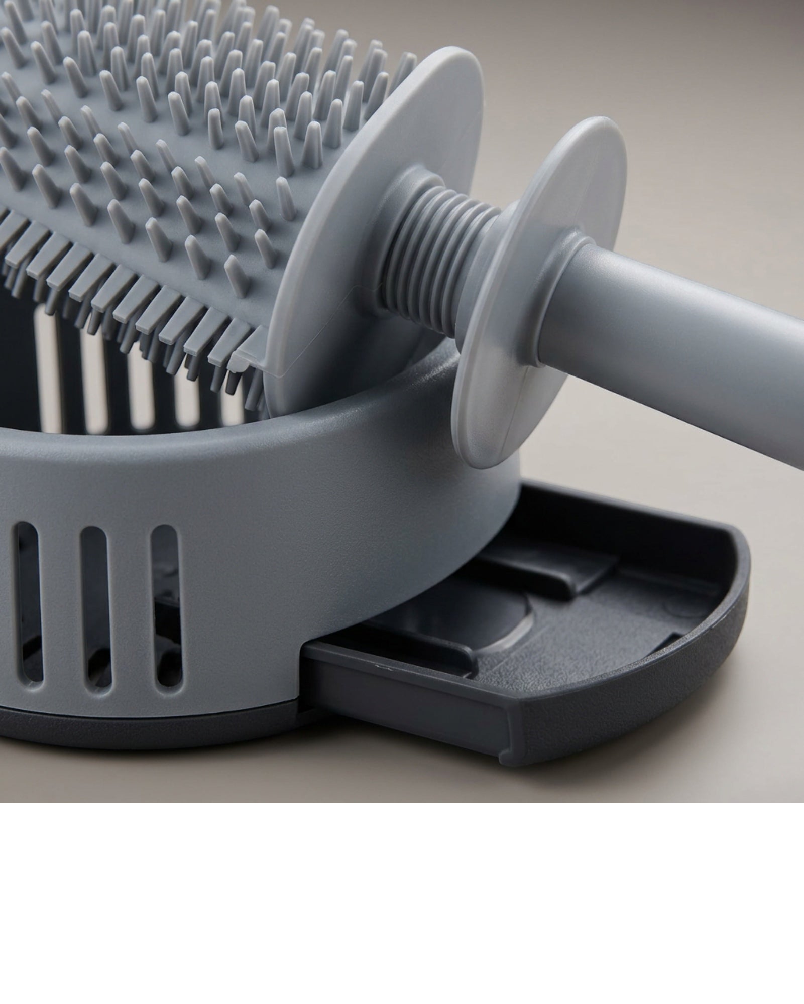 Netudio Flat TPR Toilet Brush with Ventilated Holder Gray - Detail view